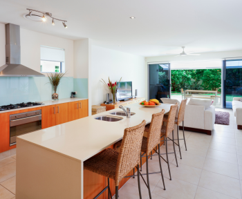 Cucina e soggiorno in un ambiente unico: alcuni trucchi per aumentare lo spazio in casa