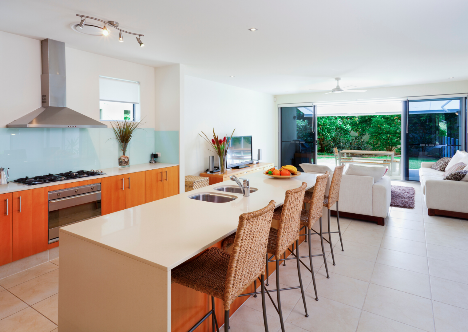 Cucina e soggiorno in un ambiente unico: alcuni trucchi per aumentare lo spazio in casa