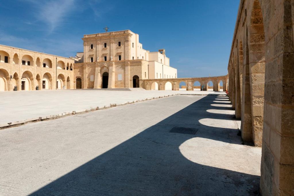 piazza con archi