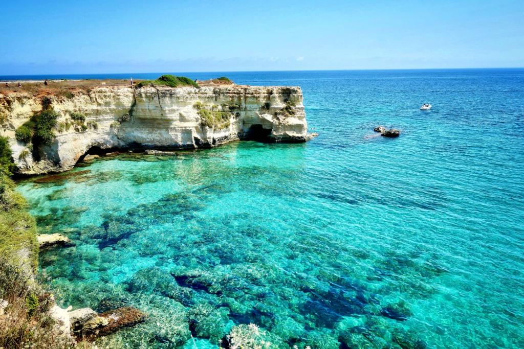 scogliere e mare cristallino