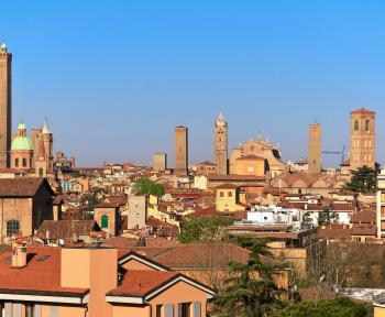 Vista sulla città di Bologna dal balcone di un appartamento