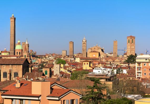 Vista sulla città di Bologna dal balcone di un appartamento