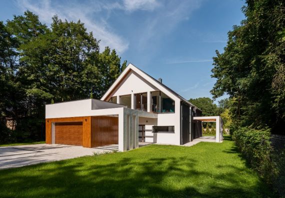 casa a due piani con giardino