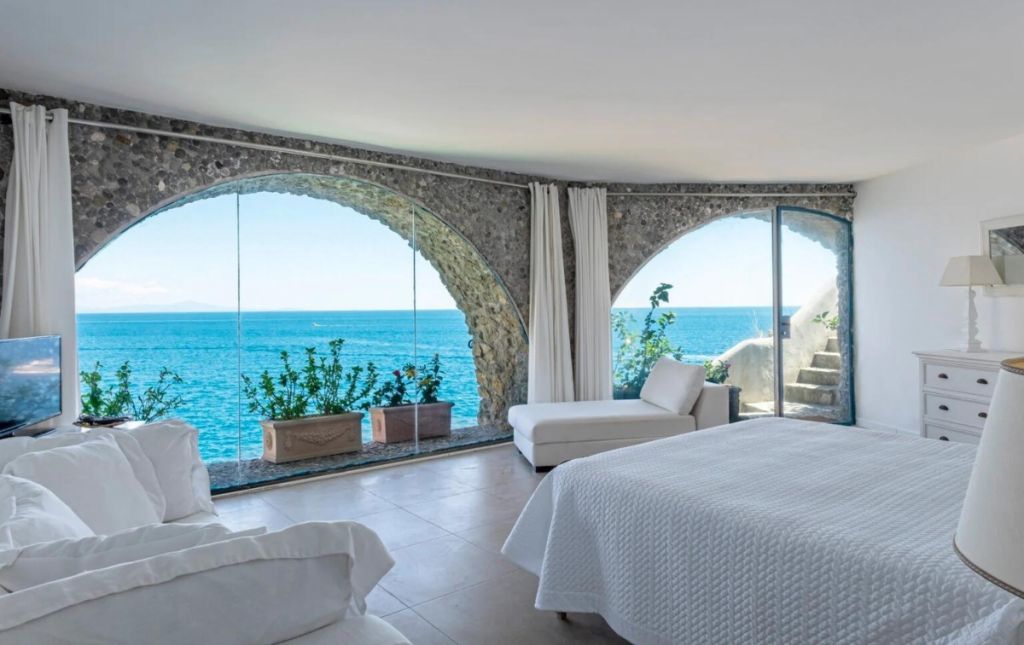 In vendita Grotta Rosa: la villa progettata da Gae Aulenti